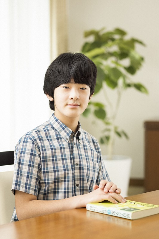 日本王室悠仁小王子的视频,小王子悠仁度假天皇夫妇护驾