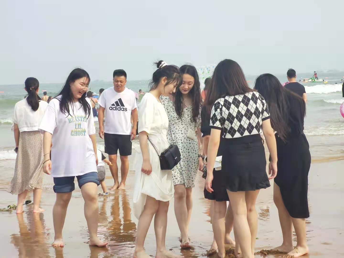 青岛金沙滩——亚洲第一滩，夏天人气火爆，美女扎堆，超级震撼