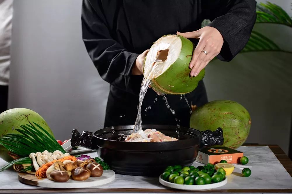 酷炫新地标!6m高巨型太空人登陆星城,开启未来进行时