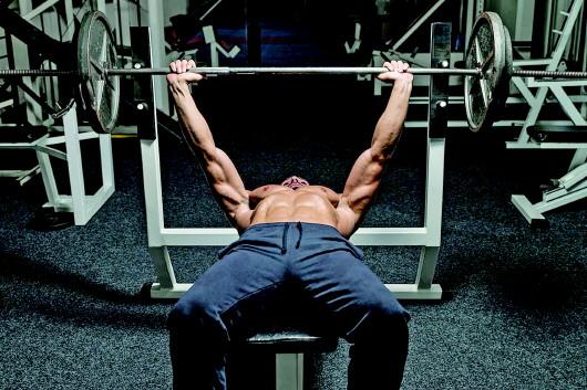 卧推手臂没劲怎么锻炼,练卧推为什么是手臂先没力气