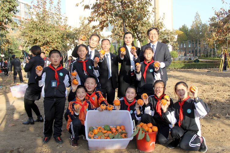 昌乐齐都实验学校：举行第四届“柿子熟了”采摘节活动
