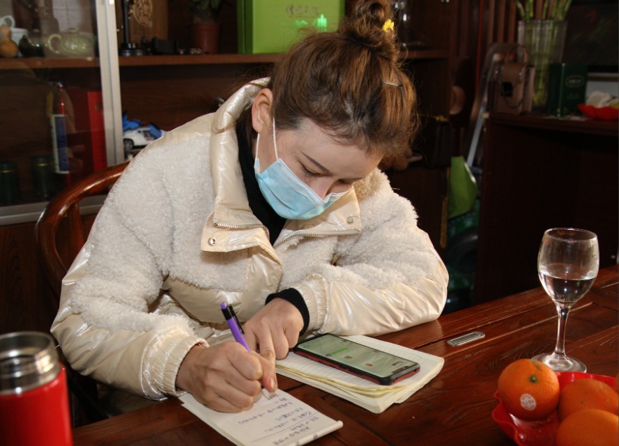 店主为抗疫一线免费送餐,青海美女给抗疫人员送饭