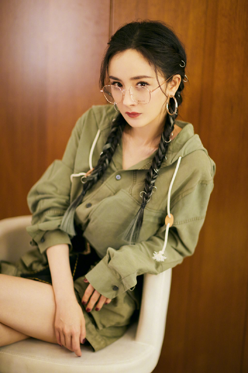 刘诗诗同款橘色冲锋衣穿搭,刘诗诗军绿色背带裙