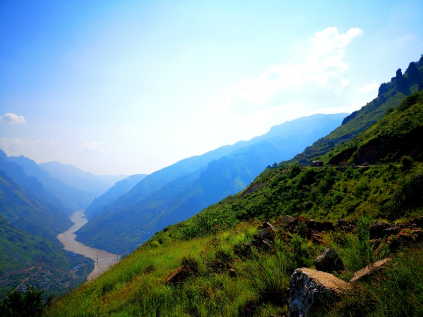 尴尬了！自驾游途中车牌不见了怎么办？这样做保证不扣分！