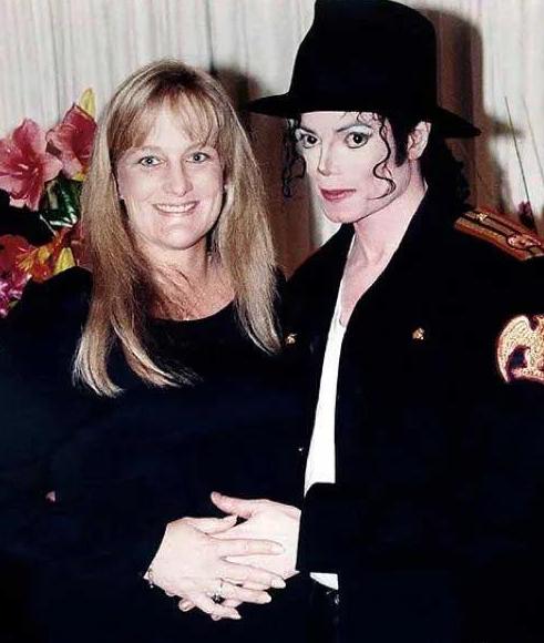 从天之骄女到卑微下跪,迈克尔杰克逊的儿女现状