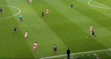 边后卫前置引发战术革命，试分析利物浦在攻防两端的战术体系