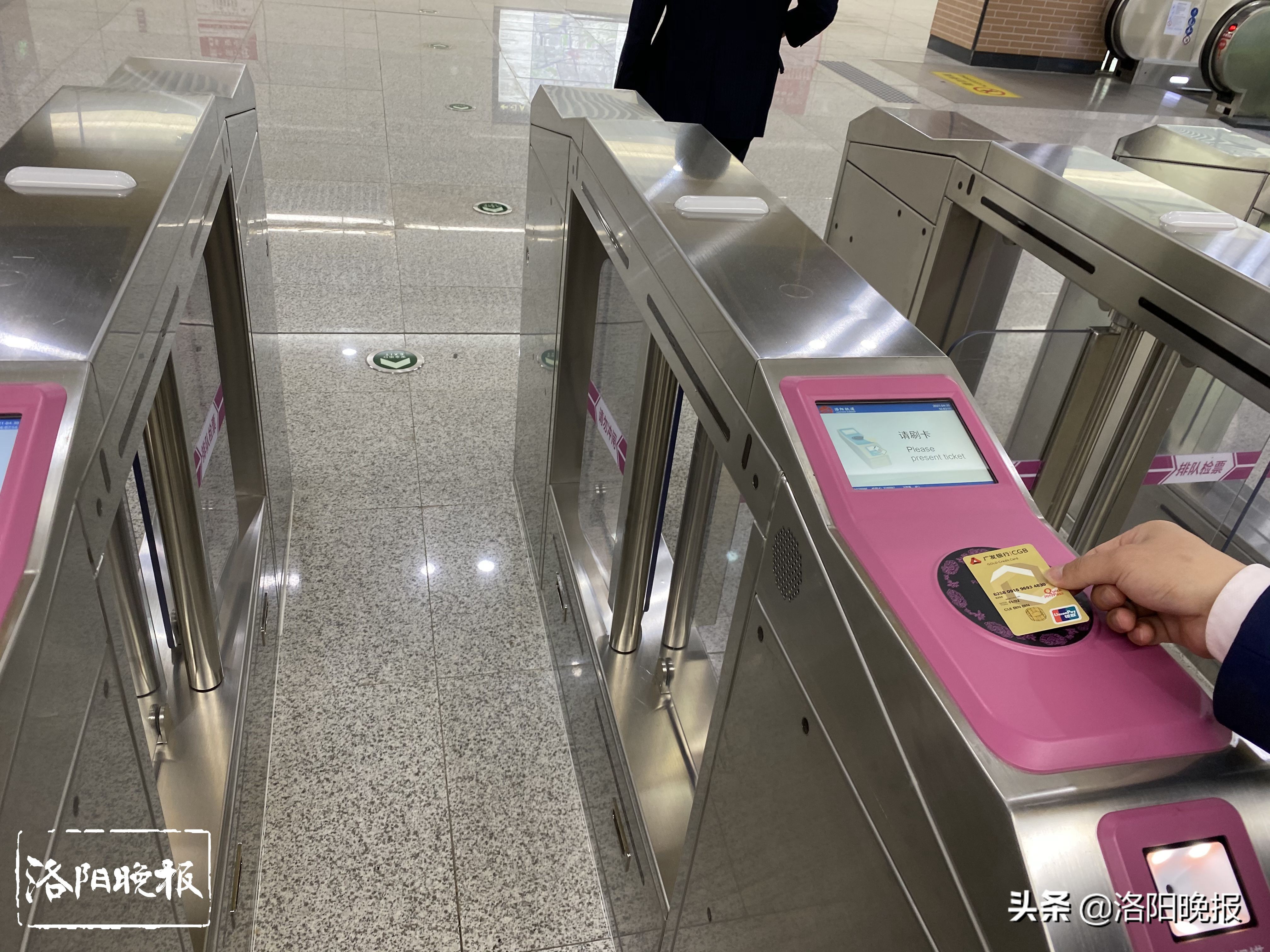 怎么用手机刷银行卡坐地铁,如何刷银行卡乘坐地铁