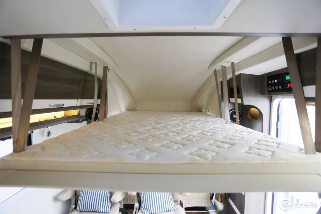 房车大全20-30万的小型c型房车,飞翔房车入门级b型房车价格