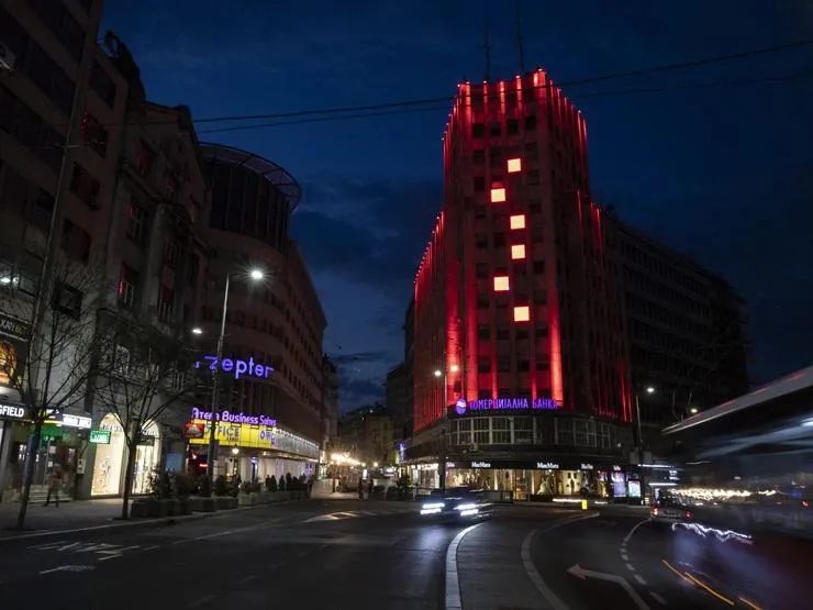 #塞尔维亚神编辑#冲上热搜！“铁板朋友来了！”网友：有点香