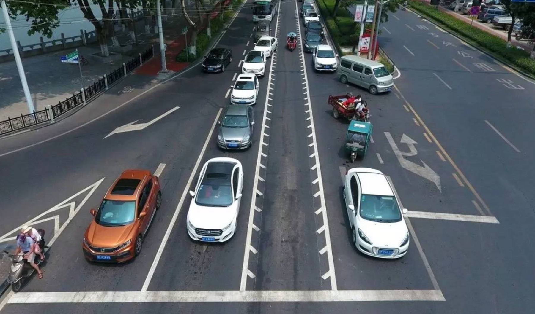 所有车道都是锯齿车道什么意思,有锯齿车道是什么意思