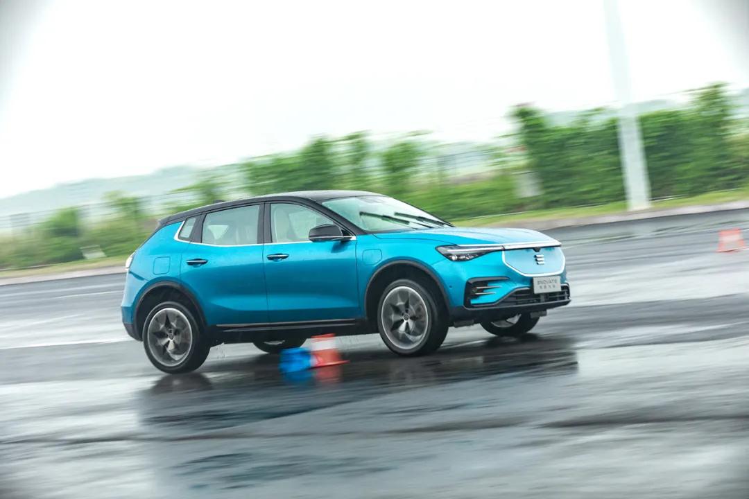 奥迪e-tron2021款50quattro豪华型,奥迪e-tron2019年最好的电动suv