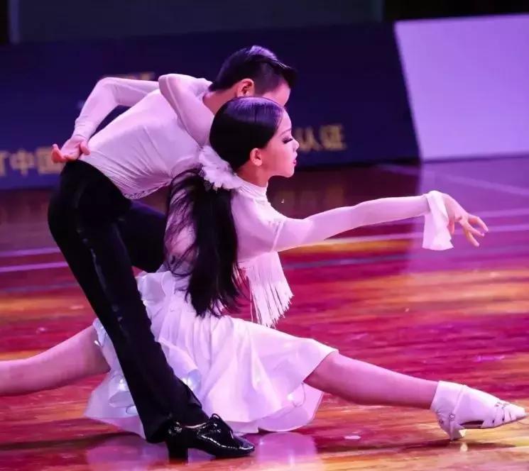 粉丝体验|i舞「冠军鞋」首波反馈！超用心的开箱视频