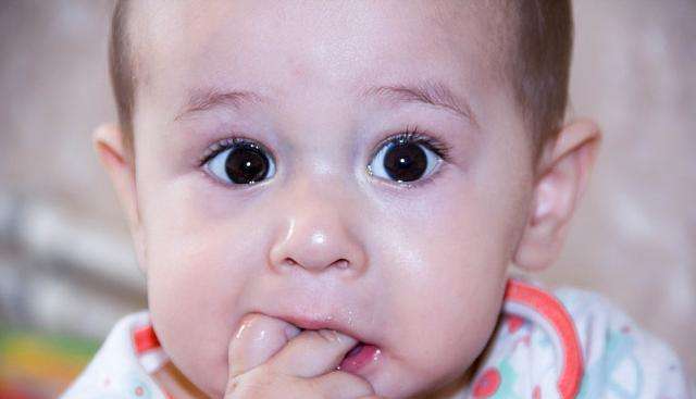 宝宝吃手指是否应该阻止呢,宝宝吃手越来越聪明你相信吗