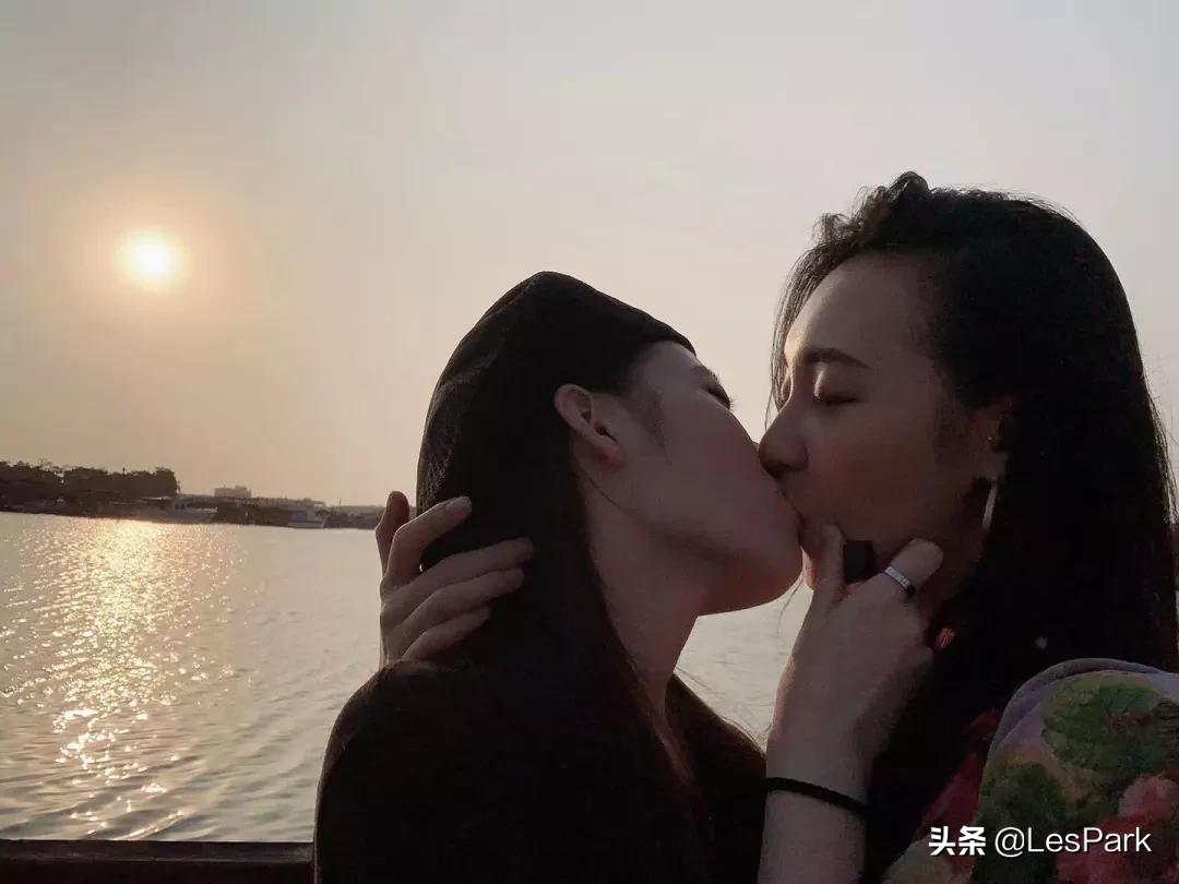 看完这对超甜LES拉拉CP,我先弯为敬