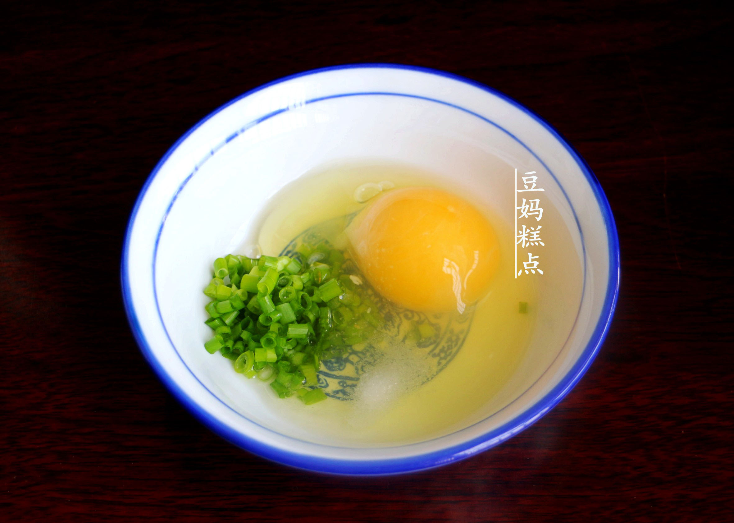 手不沾面大厨教你做早餐鸡蛋饼,手不沾面做葱花鸡蛋饼