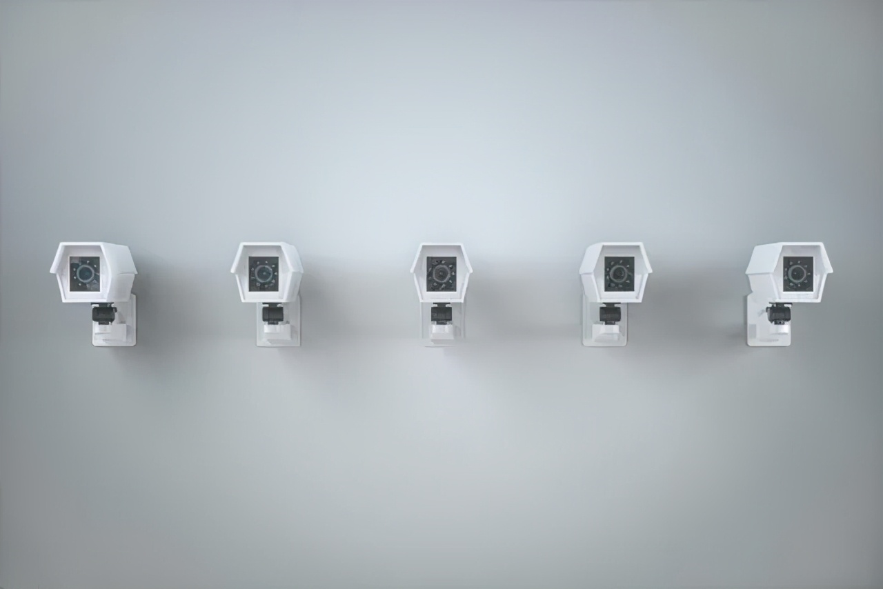 女子工位打伞被开除,女子撑伞上班被开除