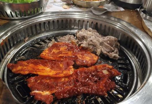 首尔runningman打卡,runningman王鼻子小黑屋