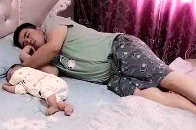 冬天宝宝睡觉脚丫很热正常吗,爸爸哄宝宝睡觉蹑手蹑脚