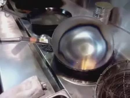 餐桌上饭菜的味道,餐桌上的金属