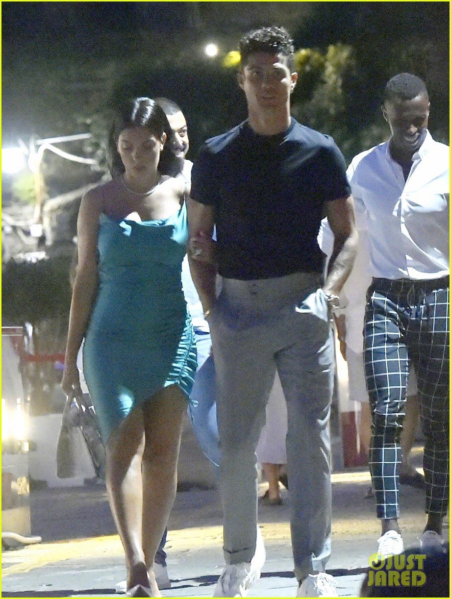 c罗女友霸气走秀,c罗穿裙子