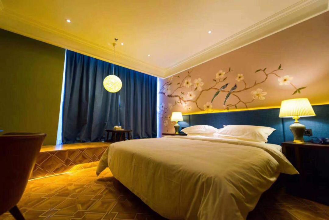 光是在芯片和驱动的配置上，煜朗灯具赢了