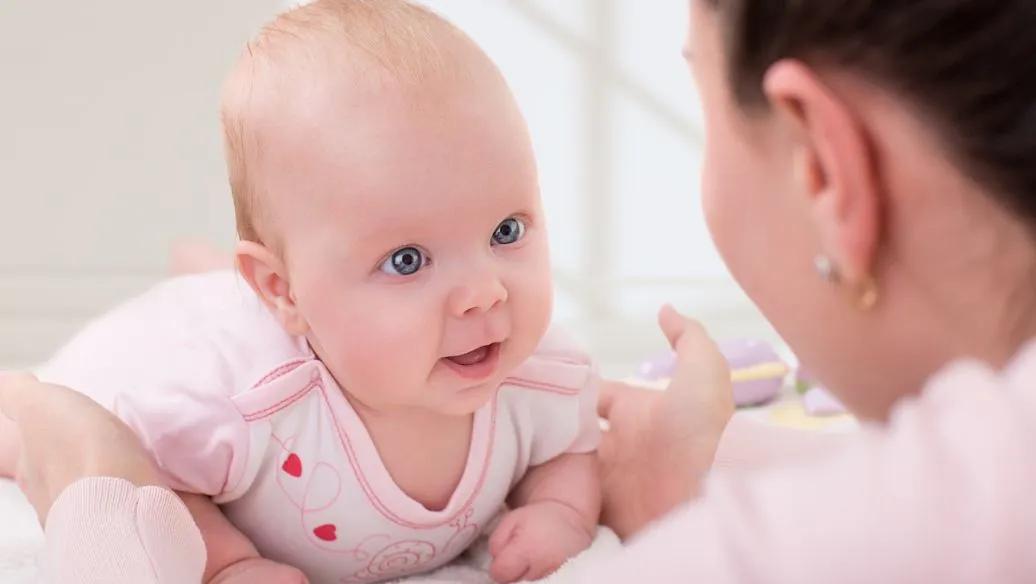 阳光大姐母婴护理婴儿洗澡,阳光呵护奶粉为什么小孩不喜欢吃