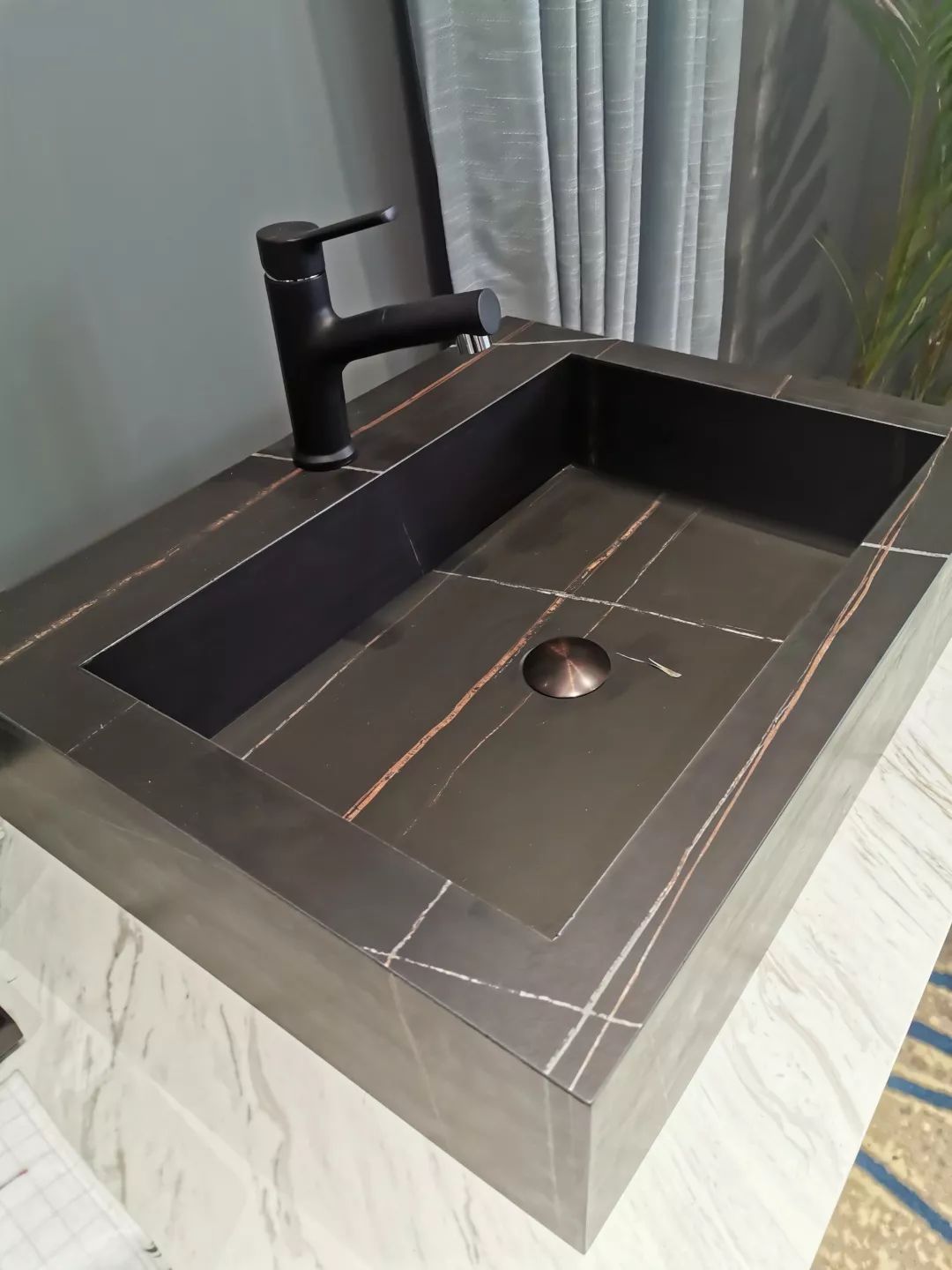 新式的岩板浴室柜物美价廉,最新浴室岩板柜