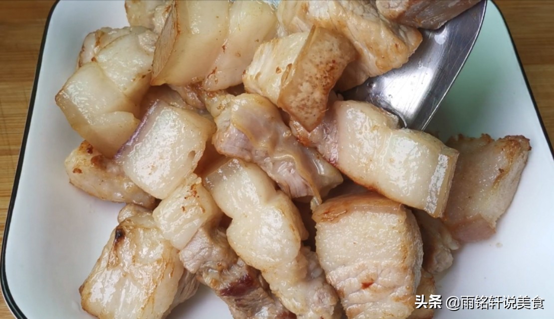红烧肉炖土豆入口即化,红烧肉炖土豆软糯不油腻