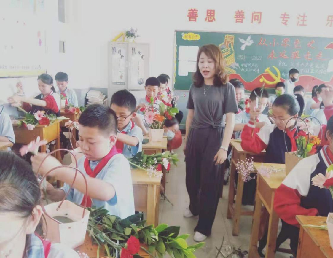 教育资讯｜花香暖人心——包钢实验二小家长课堂正在进行时