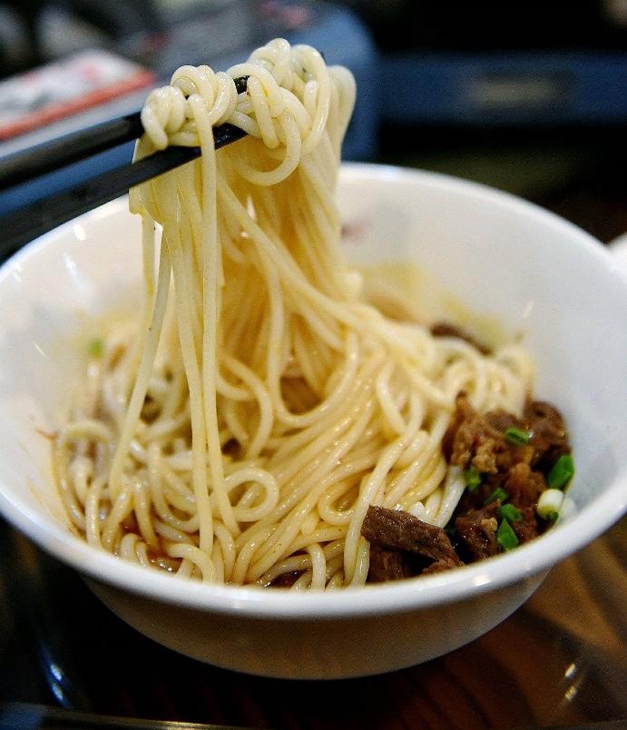 第一时间就是吃一碗广西特色米粉,湖南米粉最正宗的吃法