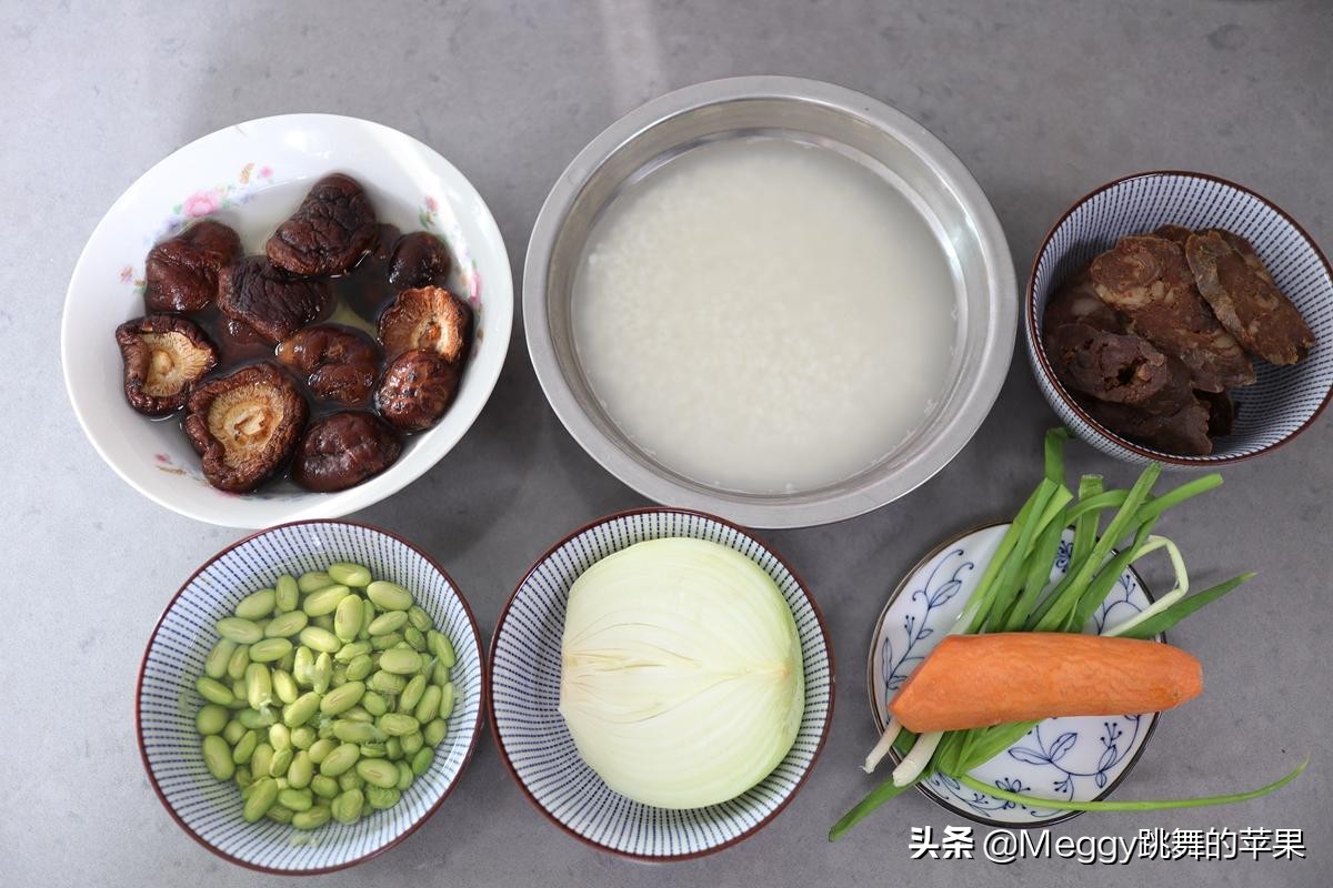 元旦这饭端上桌，勺子就不离锅，几十年雷打不动，新年第一天必吃