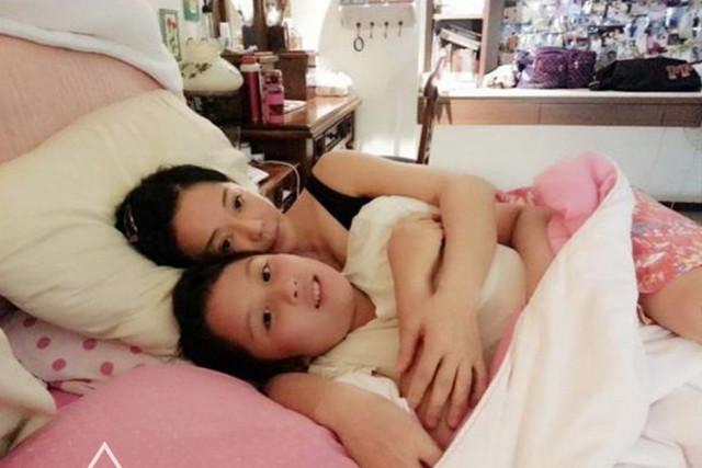 孩子大了总是摸妈妈的脸怎么办,孩子大了却总是摸妈妈的脸