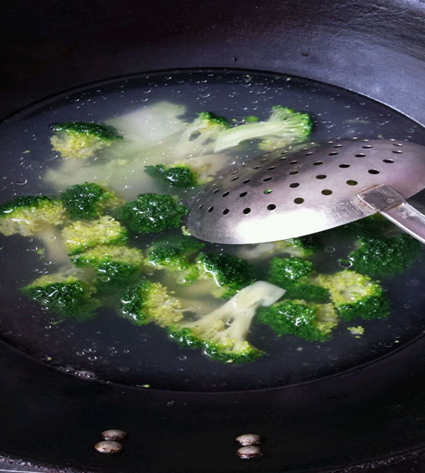 在家自己也能做出美味麻辣香锅,在家怎么自制美味的麻辣香锅