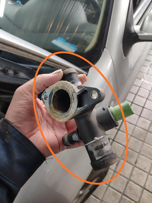 15年车龄的大众宝来水壶高温开锅,经过检查后发现一堆水管要更换