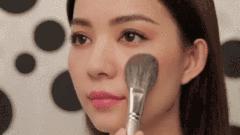 化着不适合自己的网红妆,妆感很重的网红妆