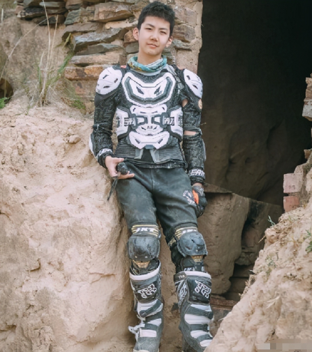 胡军为儿子庆生康康暖男初长成,胡军儿子康康多高