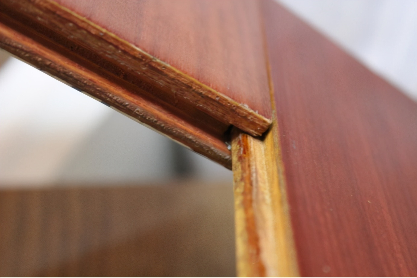 地板表面踩着有声音怎么处理,地板走动有响声