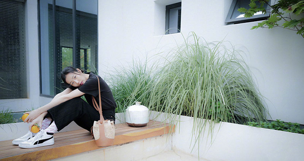 刘雯穿全黑色服装休闲又帅气,全黑look酷帅风