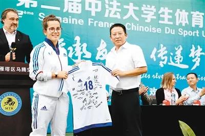 一个体育老师的足球梦,一个年轻体育老师的梦想