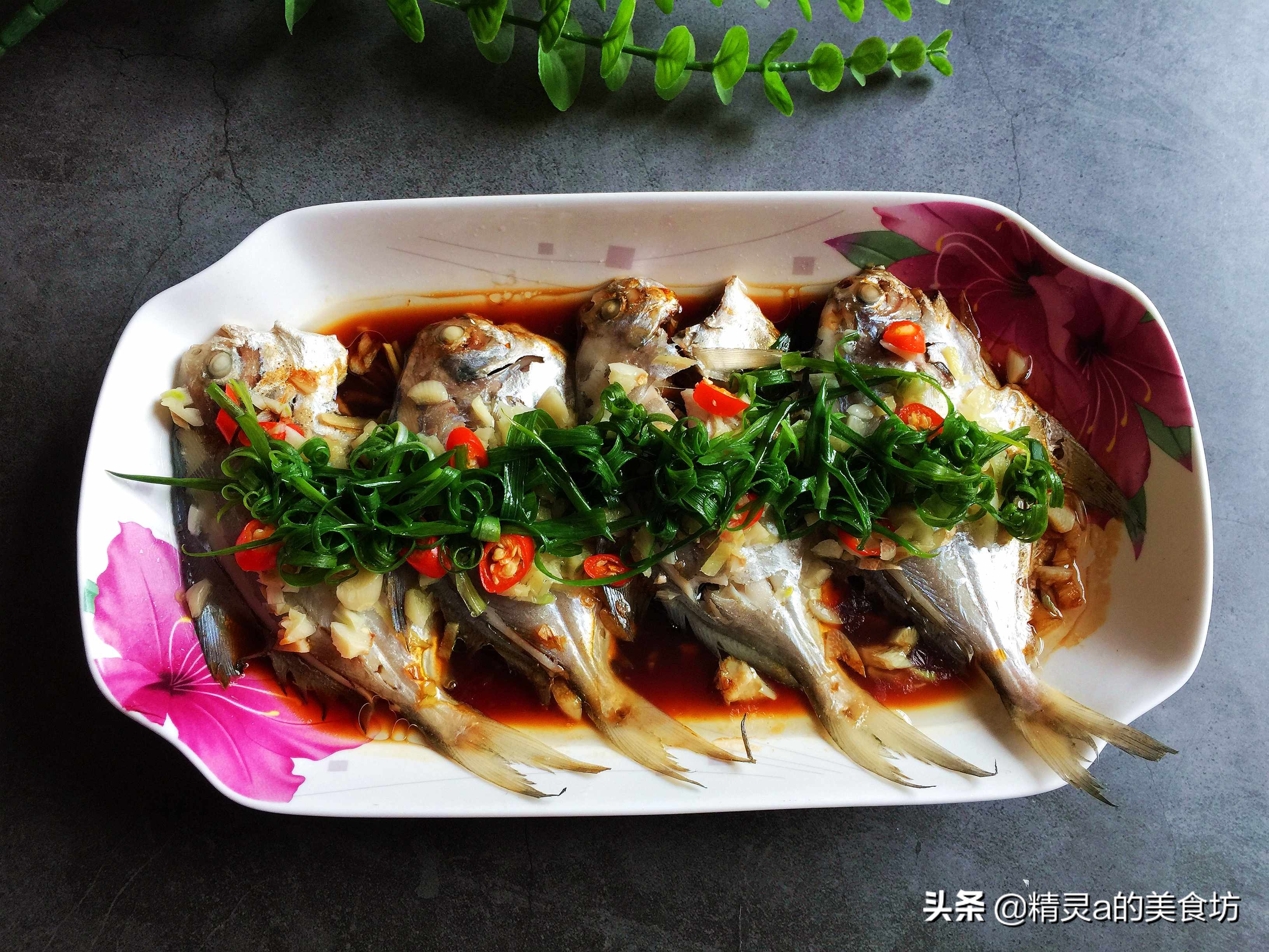 这才是清蒸鱼的正确做法鲜嫩可口,清蒸鱼该怎么做才能既入味又鲜嫩