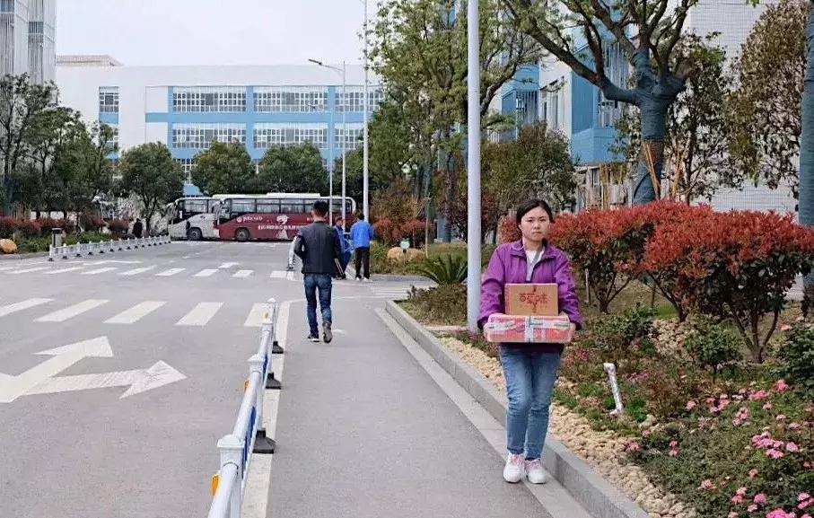 “包邮区”最大的快递驿站:昆山苹果代工厂百万包裹里的万种人生