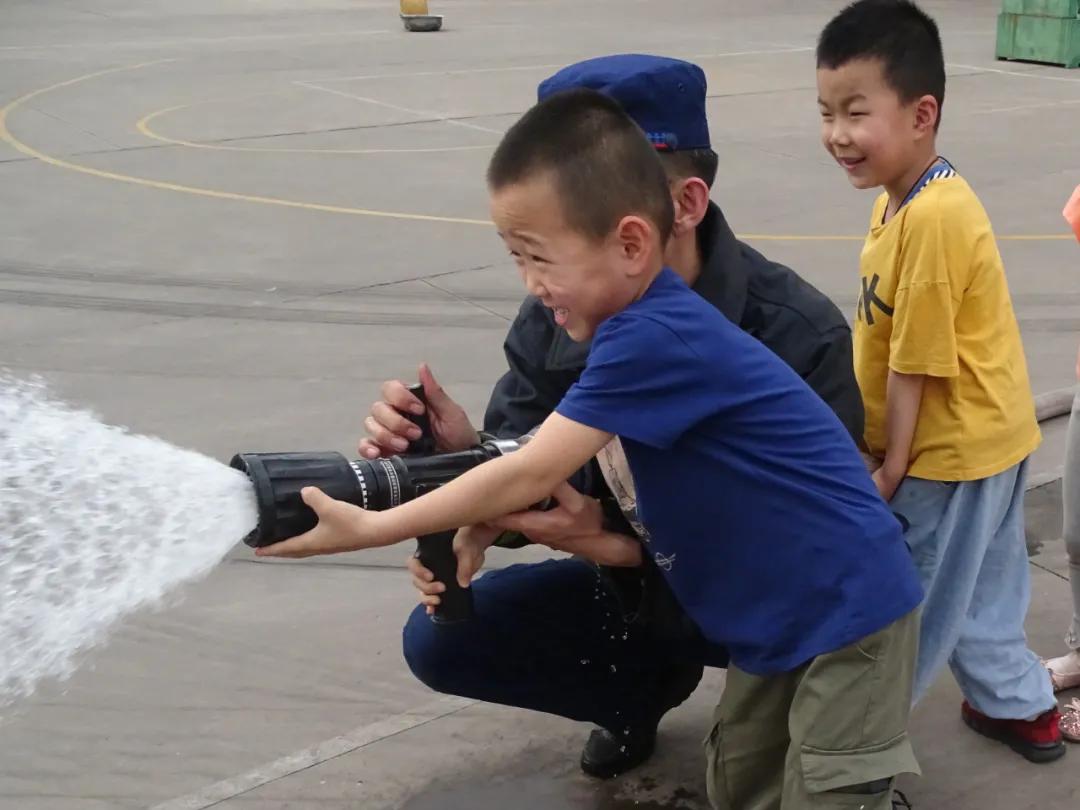 和消防员一起过六一儿童节,六一消防童行