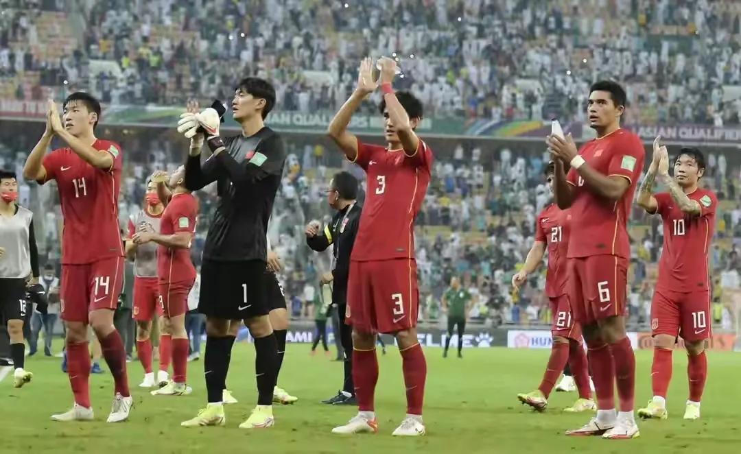 无知胆怯盲目固执！四场球四宗罪表现不及格！后面只能赢平就回家