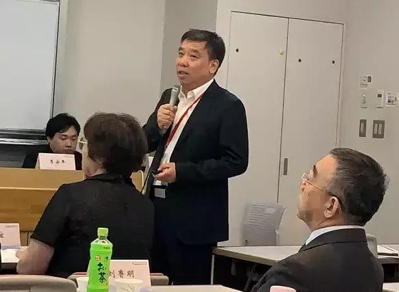 她贡献大,所以研究她