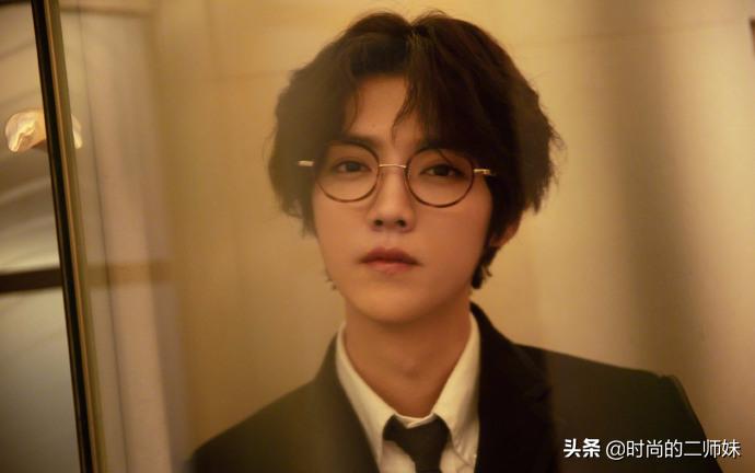 鹿晗这身贵公子打扮不得不夸！中分小卷+眼镜杀，帅起来真要命