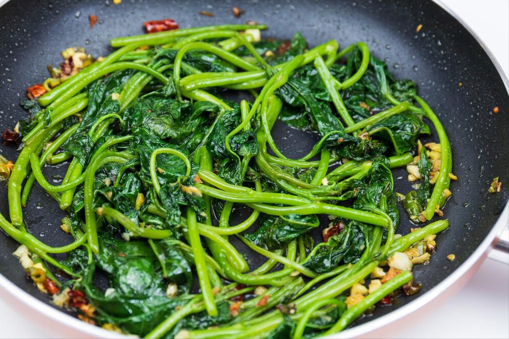 红薯叶焯水后发黑是什么原因,炒红薯叶如何不让变色