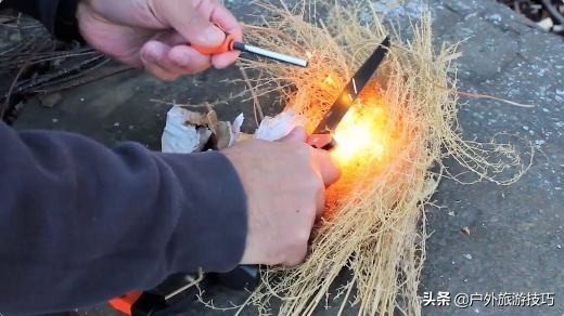 怎么用打火机里面的打火石生火,野外生存为什么用打火石