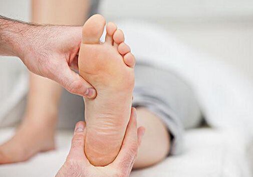 难过!孕期脚肿得像猪蹄没鞋穿,医生说用7个法子来缓解