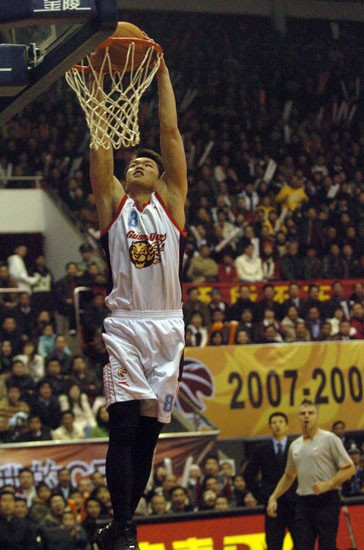 揭秘朱芳雨与现任妻子的恩爱秘密,朱芳雨三次婚姻