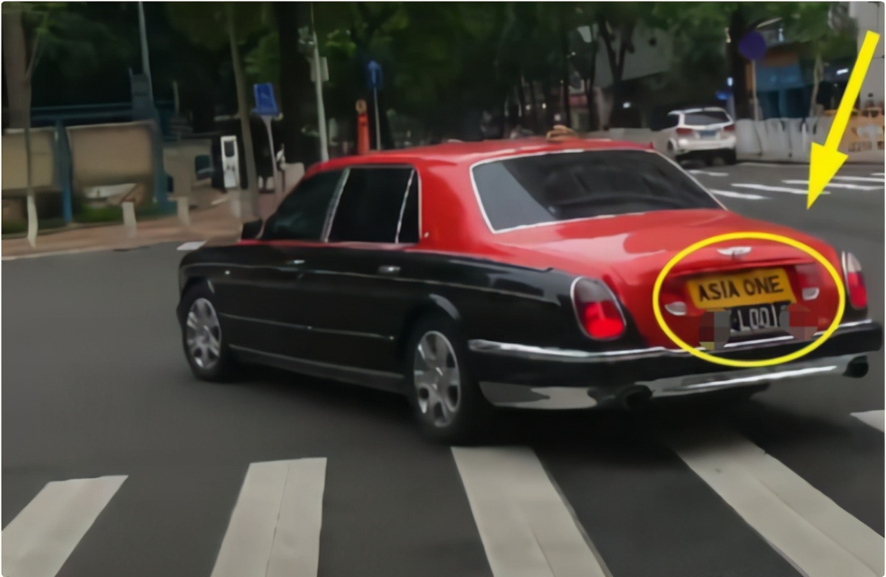 双色宾利汽车白色,双色宾利飞驰2020